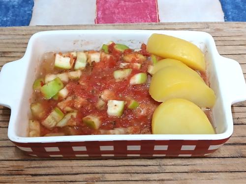 Jak uvařit vepřové kotlety zapečené s cuketou a rajčaty? Snadné recept, připravený za Do 30 minut